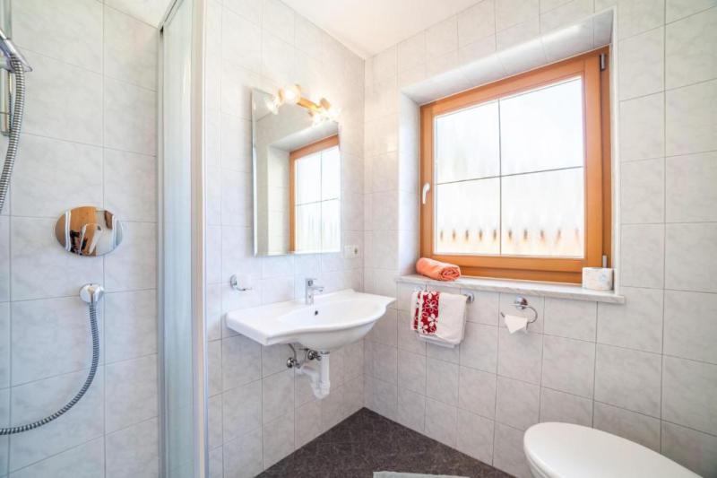 Badezimmer mit Dusche