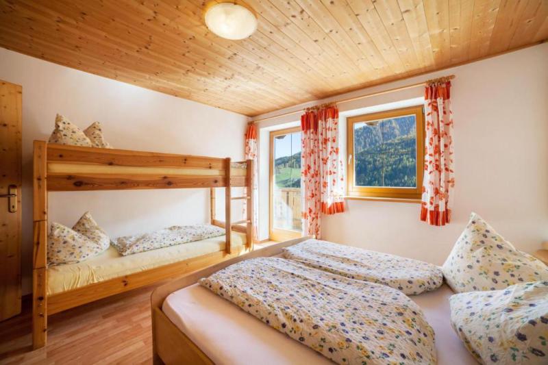Schlafzimmer mit Doppel- und Stockbett