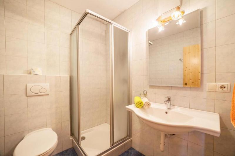 Badezimmer mit Dusche