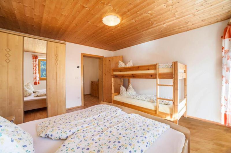 Schlafzimmer mit Doppel- und Stockbett