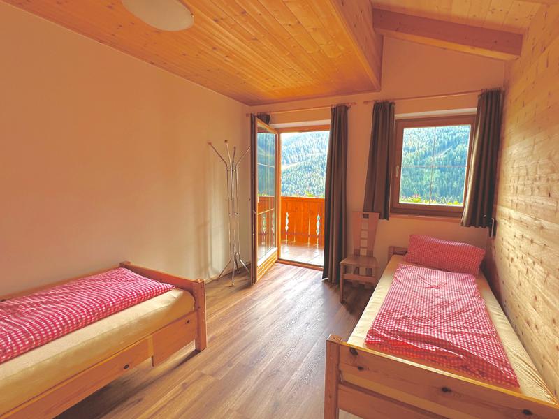 Schlafzimmer mit zwei Einzelbetten