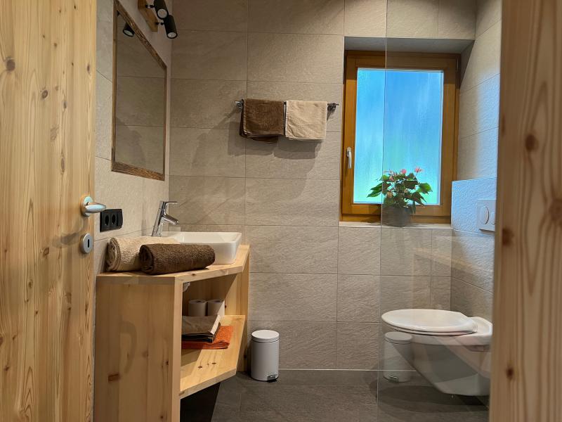 Badezimmer mit Dusche