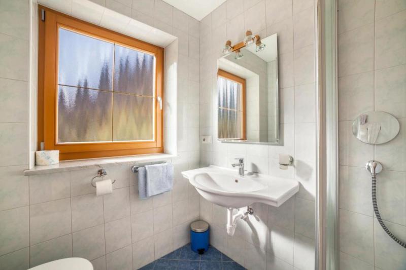 Badezimmer mit Dusche
