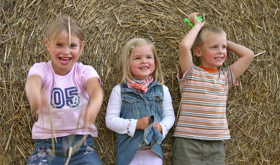 Kinder auf dem Bauernhof