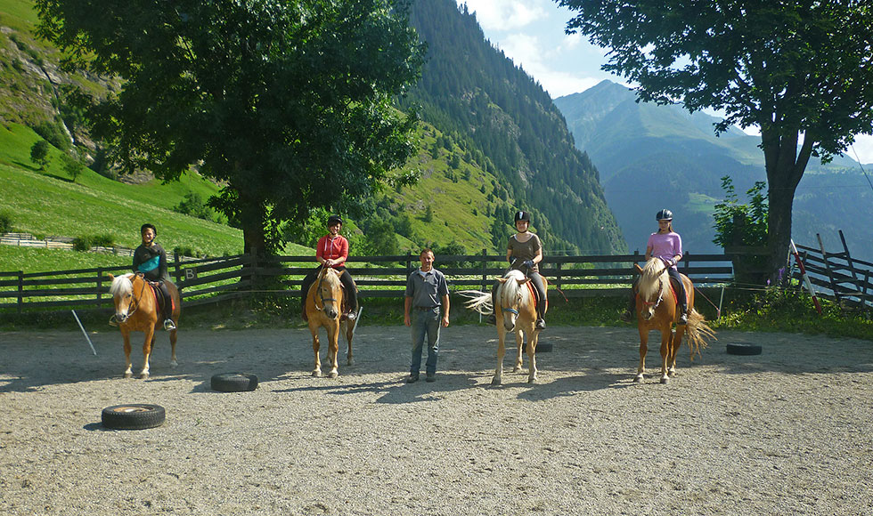 Reitunterricht in der Koppel 